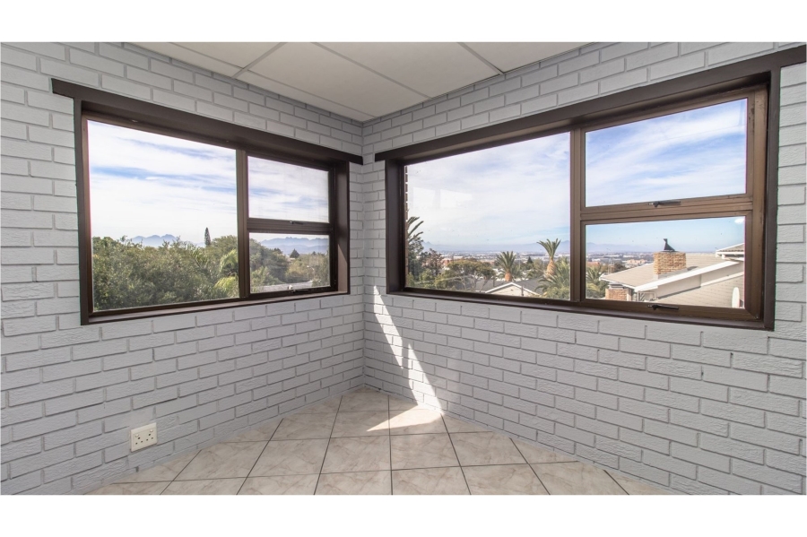 7 Bedroom Property for Sale in Loevenstein Western Cape